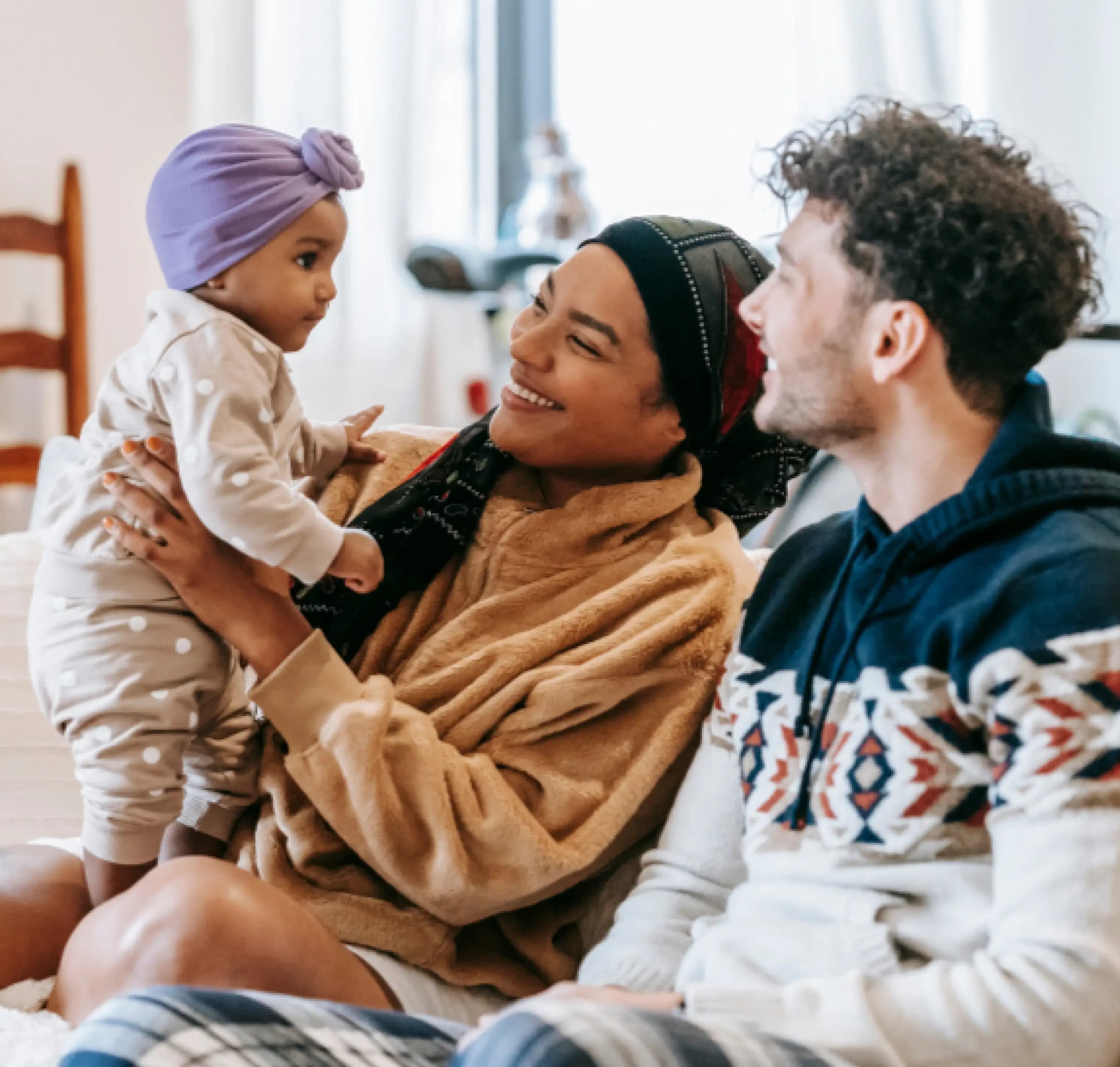 Jonge ouders met baby gaan babycursus doen