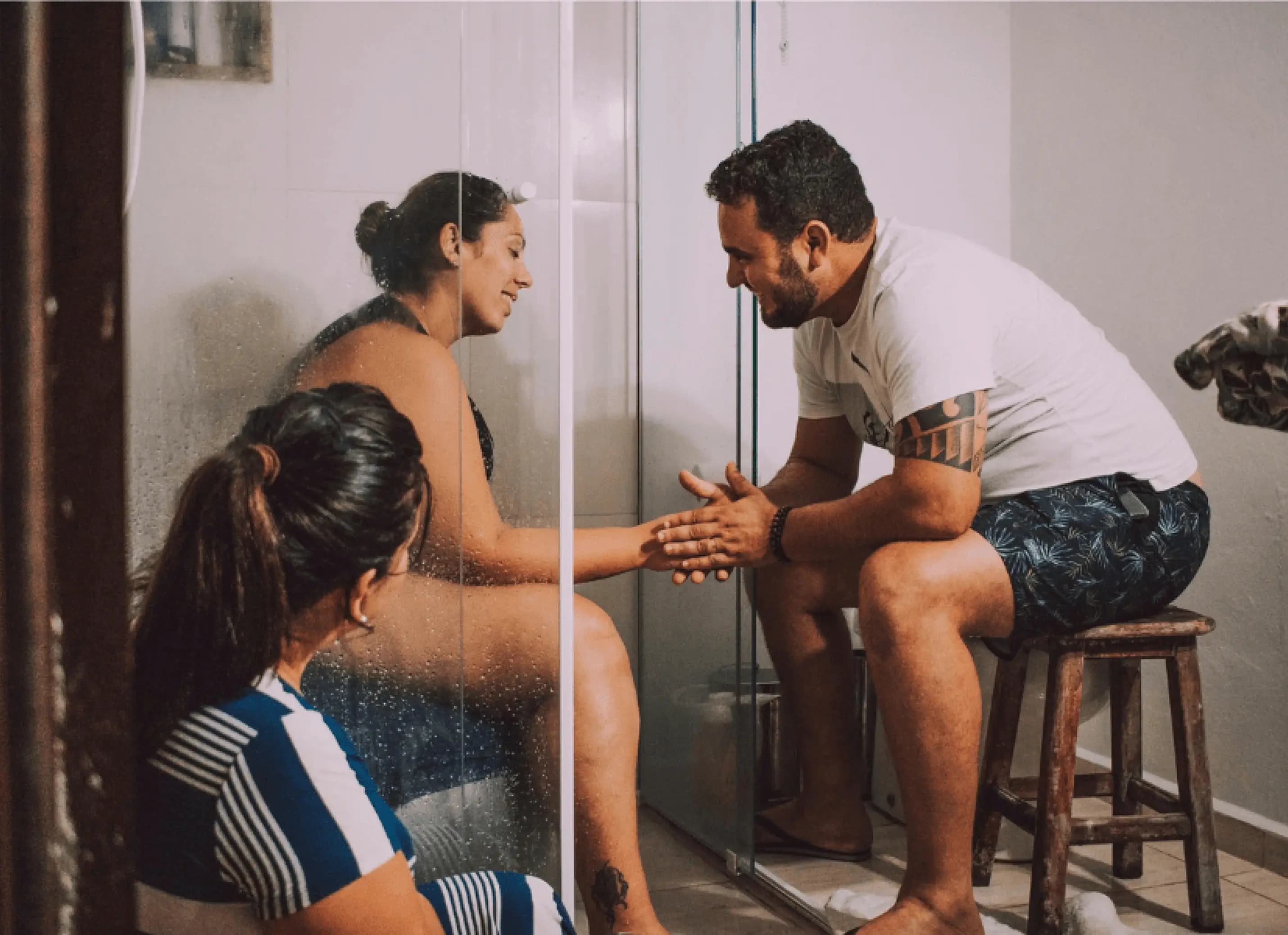 Partner ondersteunt vrouw bij weeën nadat zij de cursus hypnobirthing deden