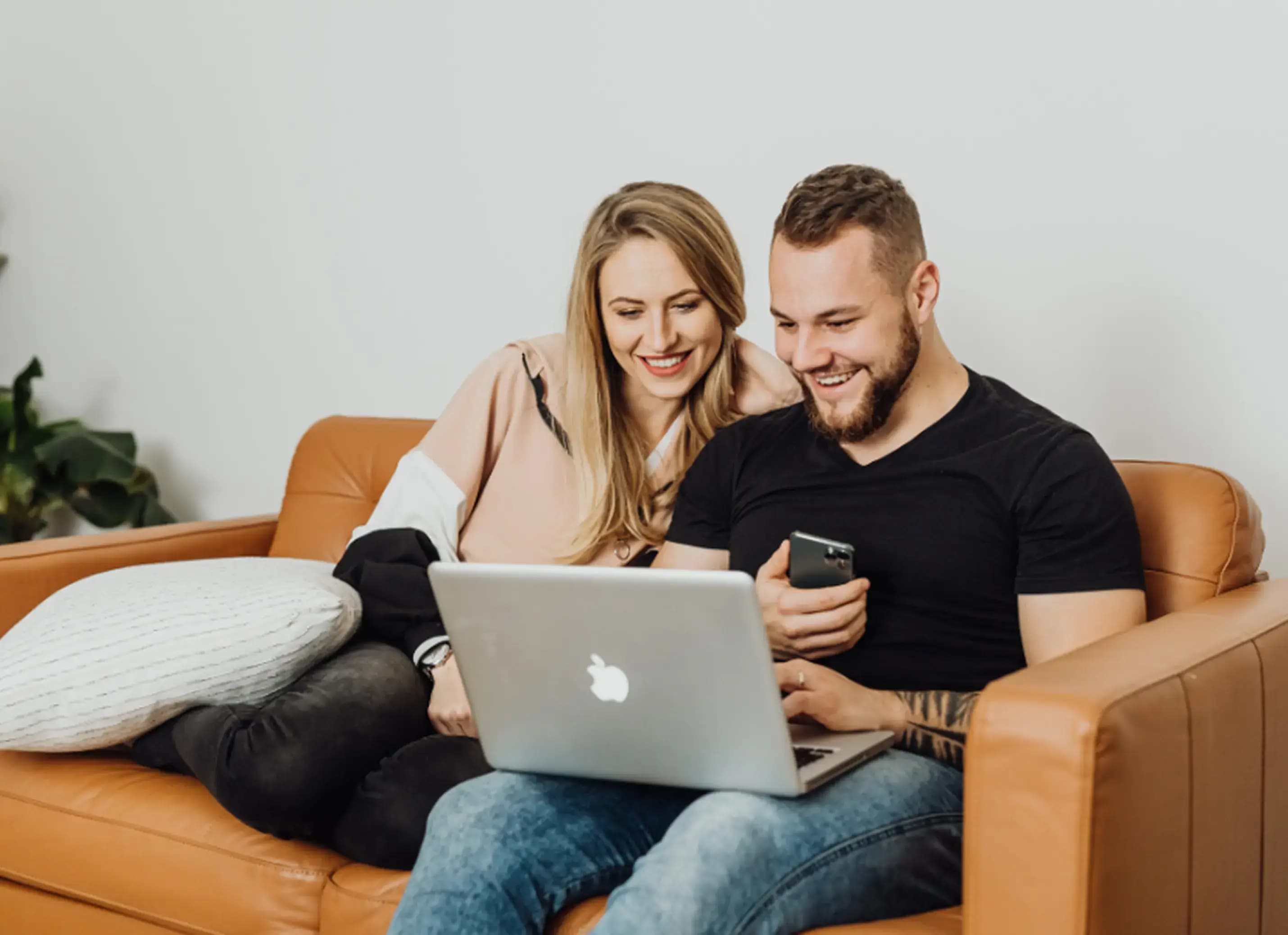 Zwangere vrouw en partner doen een online zwangerschapscursus bij cursusportaal