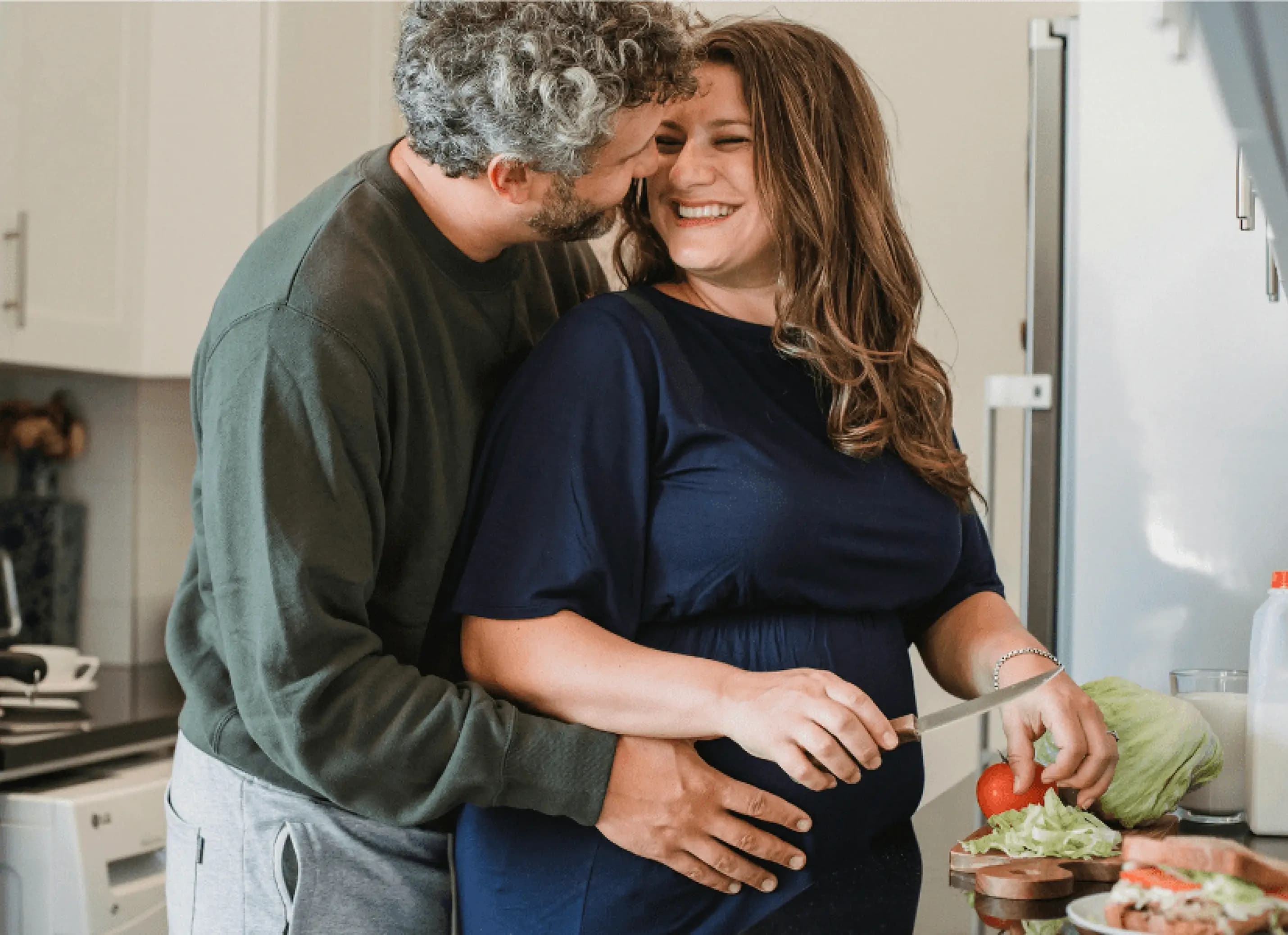 Zwangere vrouw en partner koken gezond na cursus voeding tijdens je zwangerschap
